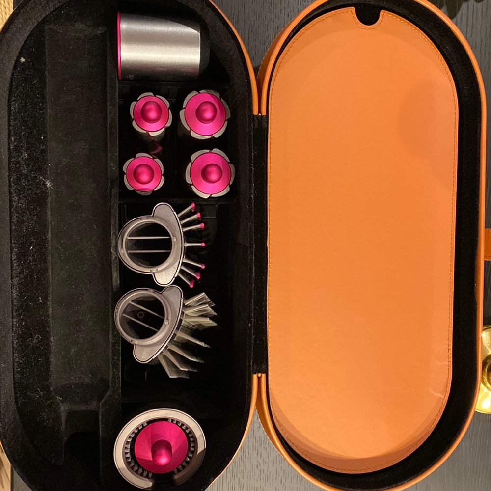 Dyson airwrap complete set (only the accessories and the box)